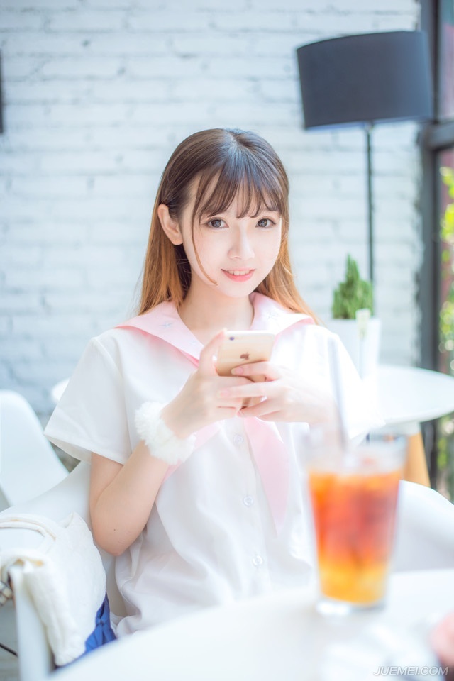如果可以，请告诉，我还在怀恋你的时候，你是否把你曾经的温暖留在了我的心中;如果是那样，我会用这仅有的一丝温暖，来感受过往的情意绵绵。不会忘记你，所以还是会想你!当我孤独的时候，还可以想着你，那该有多甜蜜!